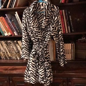 Ladies short robe zebra